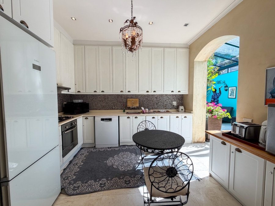 6 Bedroom Property for Sale in Green Point Western Cape